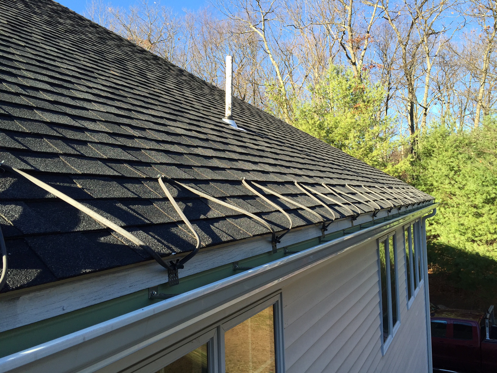 roof deicing cable on side of house gutter