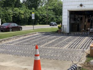 Installation de base des câbles et tapis de déneigement sous l'asphalte, le béton ou les pavés