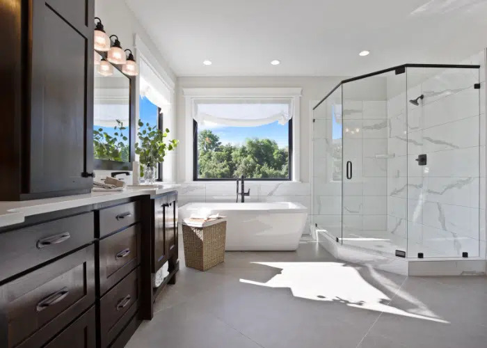 Modern bathroom with UFH>